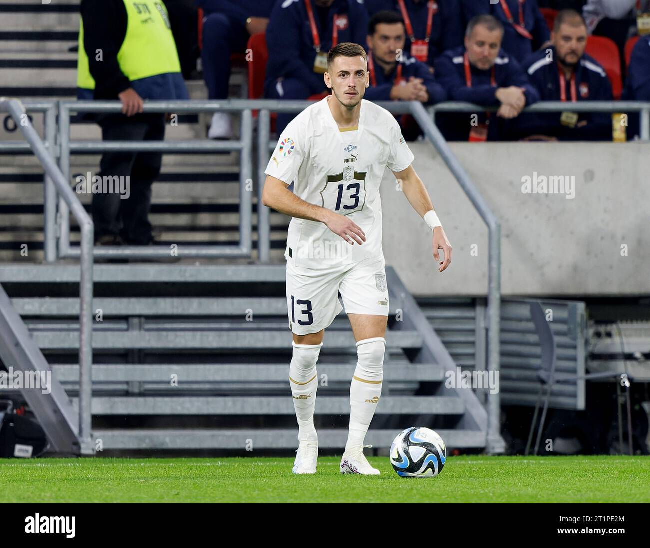 Budapest, Hongrie. 14 octobre 2023. Aleksa Terzic, de Serbie, contrôle le ballon lors du match de qualification européen de l'UEFA EURO 2024 entre la Hongrie et la Serbie au Puskas Arena le 14 octobre 2023 à Budapest, Hongrie. Crédit : Laszlo Szirtesi/Alamy Live News Banque D'Images