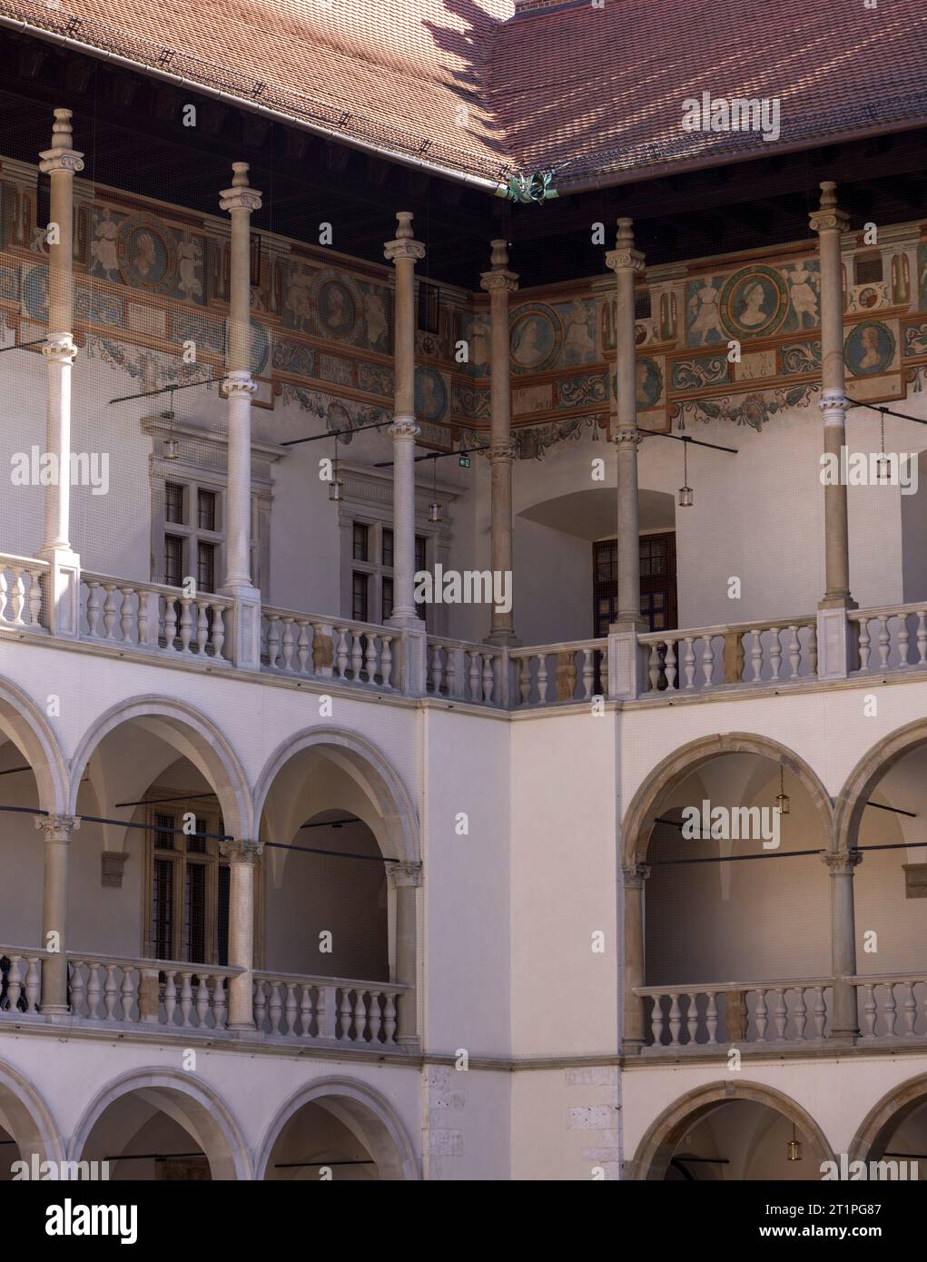 Les arcades étagées de Sigismond I l'ancien dans la cour de la Renaissance italienne dans le château de Wawel, Cracovie, Pologne Banque D'Images