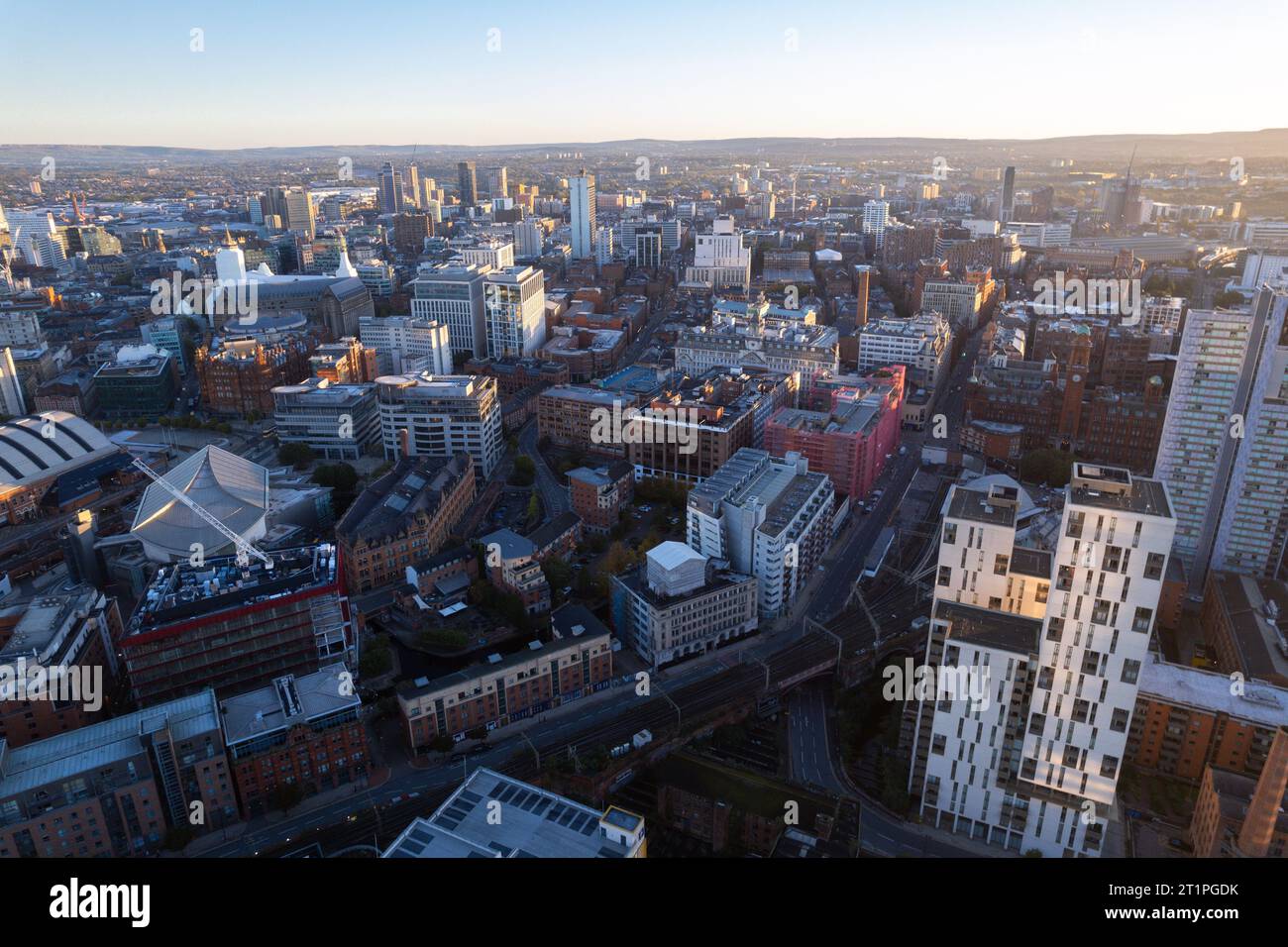 Manchester City Centre Drone vue aérienne au-dessus des travaux de construction Skyline Construction Blue Sky 2023 Deansgate Banque D'Images