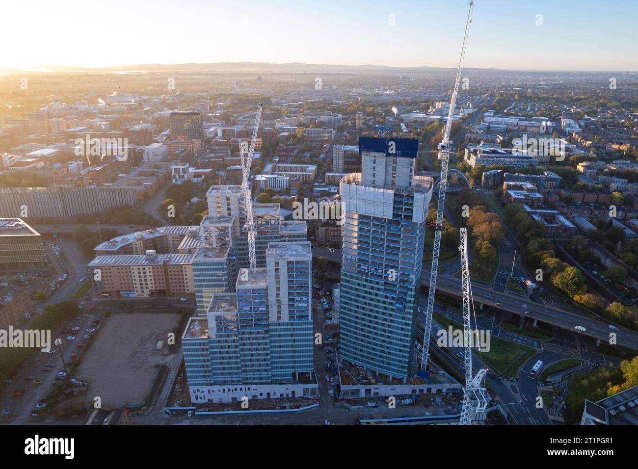 Manchester City Centre Drone vue aérienne au-dessus des travaux de construction Skyline Construction Blue Sky 2023 Deansgate Banque D'Images