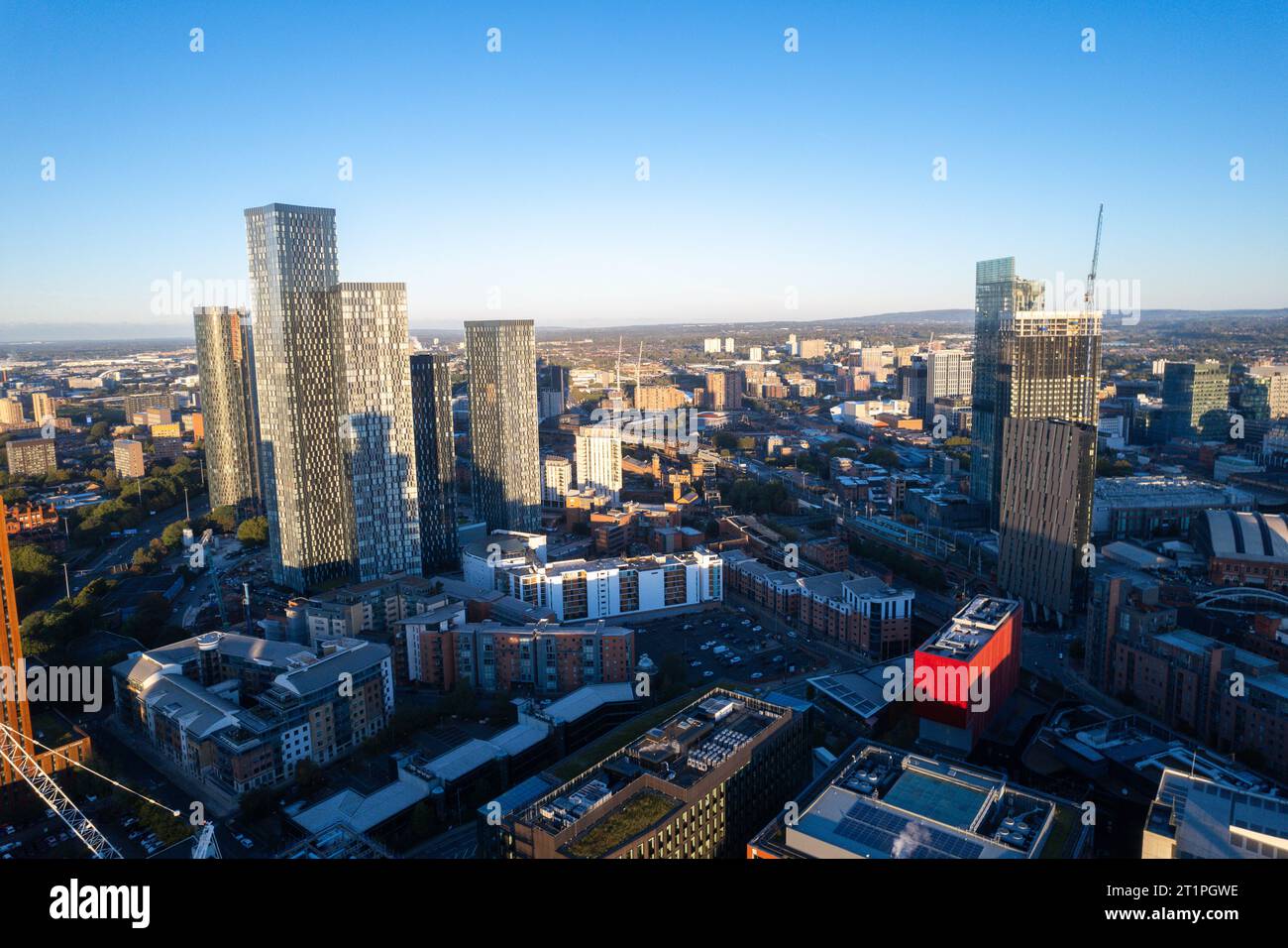 Manchester City Centre Drone vue aérienne au-dessus des travaux de construction Skyline Construction Blue Sky 2023 Deansgate Banque D'Images