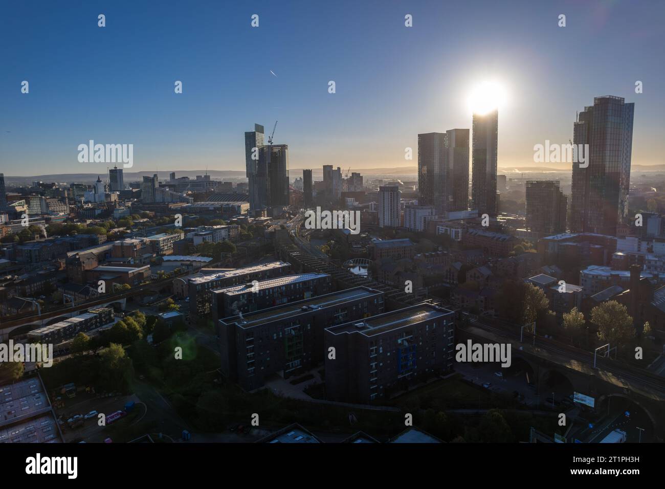 Manchester City Centre Drone vue aérienne au-dessus des travaux de construction Skyline Construction Blue Sky 2023 Deansgate Banque D'Images