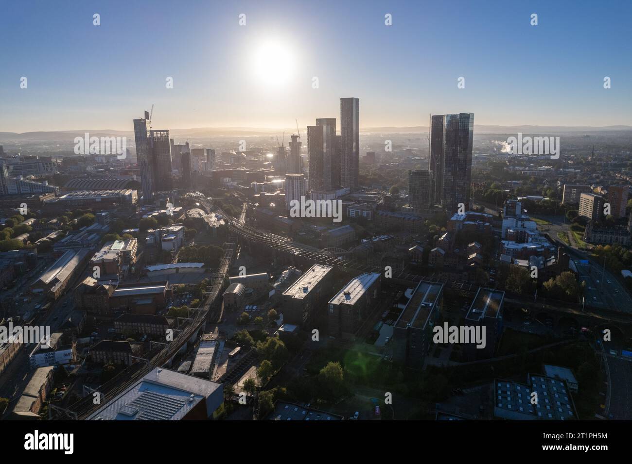 Manchester City Centre Drone vue aérienne au-dessus des travaux de construction Skyline Construction Blue Sky 2023 Deansgate Banque D'Images