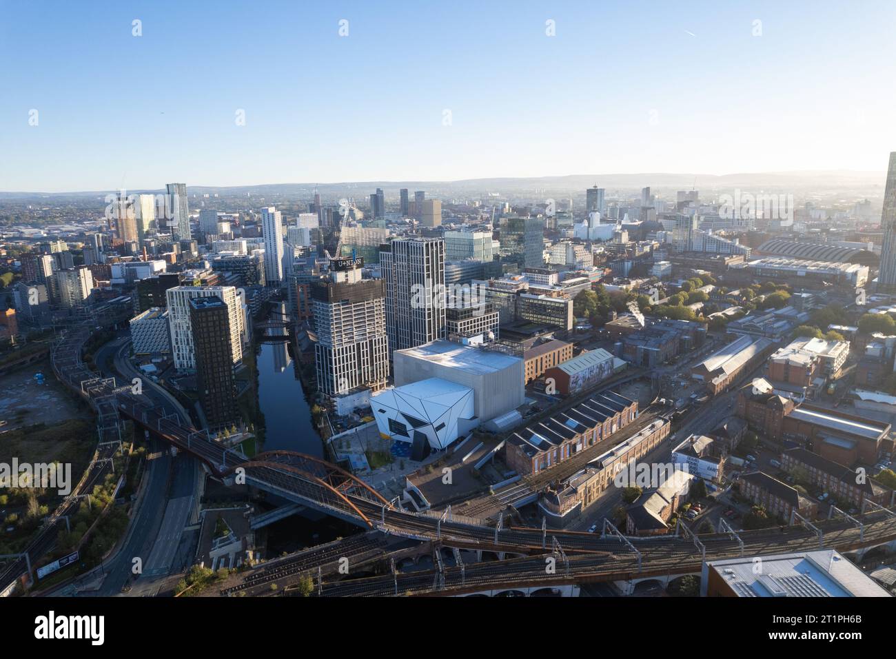 Manchester City Centre Drone vue aérienne au-dessus des travaux de construction Skyline Construction Blue Sky 2023 Deansgate Banque D'Images