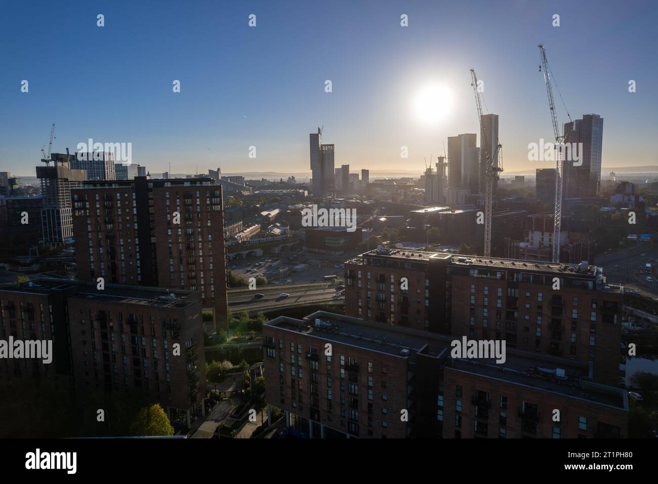 Manchester City Centre Drone vue aérienne au-dessus des travaux de construction Skyline Construction Blue Sky 2023 Deansgate Banque D'Images