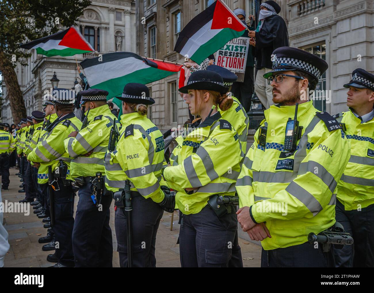 Des policiers de met montent la garde près de Downing Street pendant la marche pro Palestine à Londres. Banque D'Images