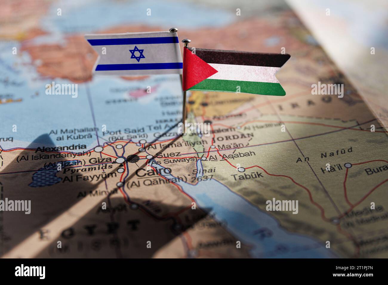 Jarusalem, Israël - 2023 octobre 14 : Israël un drapeau palestinien sur la carte géopolitique. Bande de Gaza et Cisjordanie. Conflit de guerre Banque D'Images
