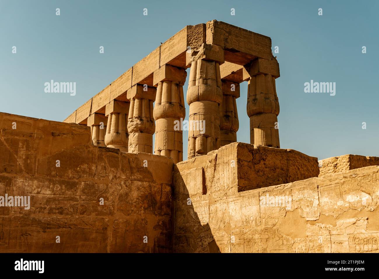 Temple de Louxor sur les rives du Nil Egypte Banque D'Images