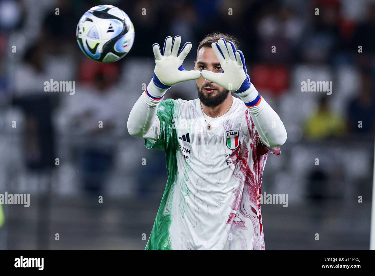 Le gardien de but italien Gianluigi Donnarumma contrôle le ballon lors de l'Euro 2024 qualification Group C Italie vs Malte au stade San Nicola, Bari, Italie le 14 octobre 2023. Banque D'Images