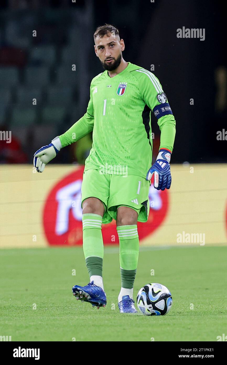 Le gardien de but italien Gianluigi Donnarumma contrôle le ballon lors de l'Euro 2024 qualification Group C Italie vs Malte au stade San Nicola, Bari, Italie le 14 octobre 2023. Banque D'Images