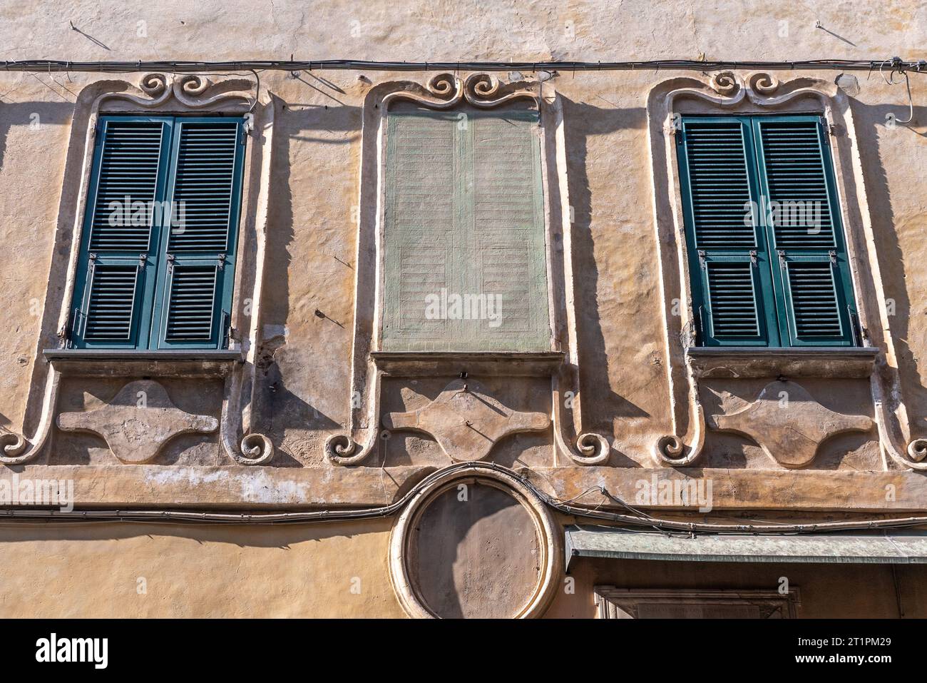 Détail de la façade du Palazzo Burone Lercari (16e s.) avec une fenêtre en trompe l'oeil entre une paire de vraies fenêtres, finale Ligure, Savone, Ligurie Banque D'Images