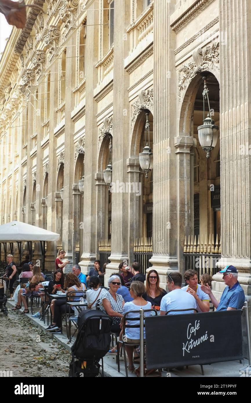 Café Kitsuné Palais Royal dans le Palais Royal, Palais et jardins avec arcades du 17e siècle de boutiques et colonnes rayées de Daniel Buren dans la cour. Banque D'Images