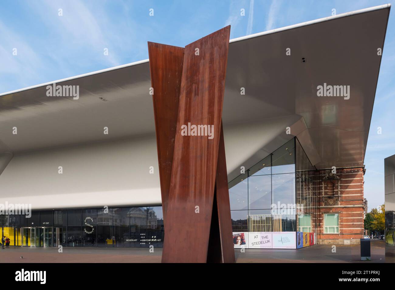 Entrée moderne du Stedelijk Museum Amsterdam, sur Museumplein, conçu par Benthem Crouwel Architects avec point de vue de Richard Serra (1972) à l'extérieur Banque D'Images