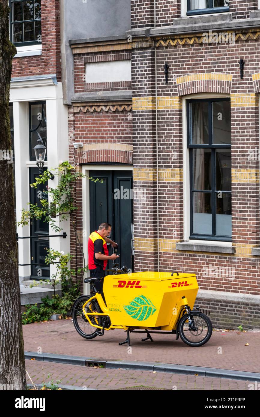 Livraison DHL en vélo à Amsterdam. Banque D'Images