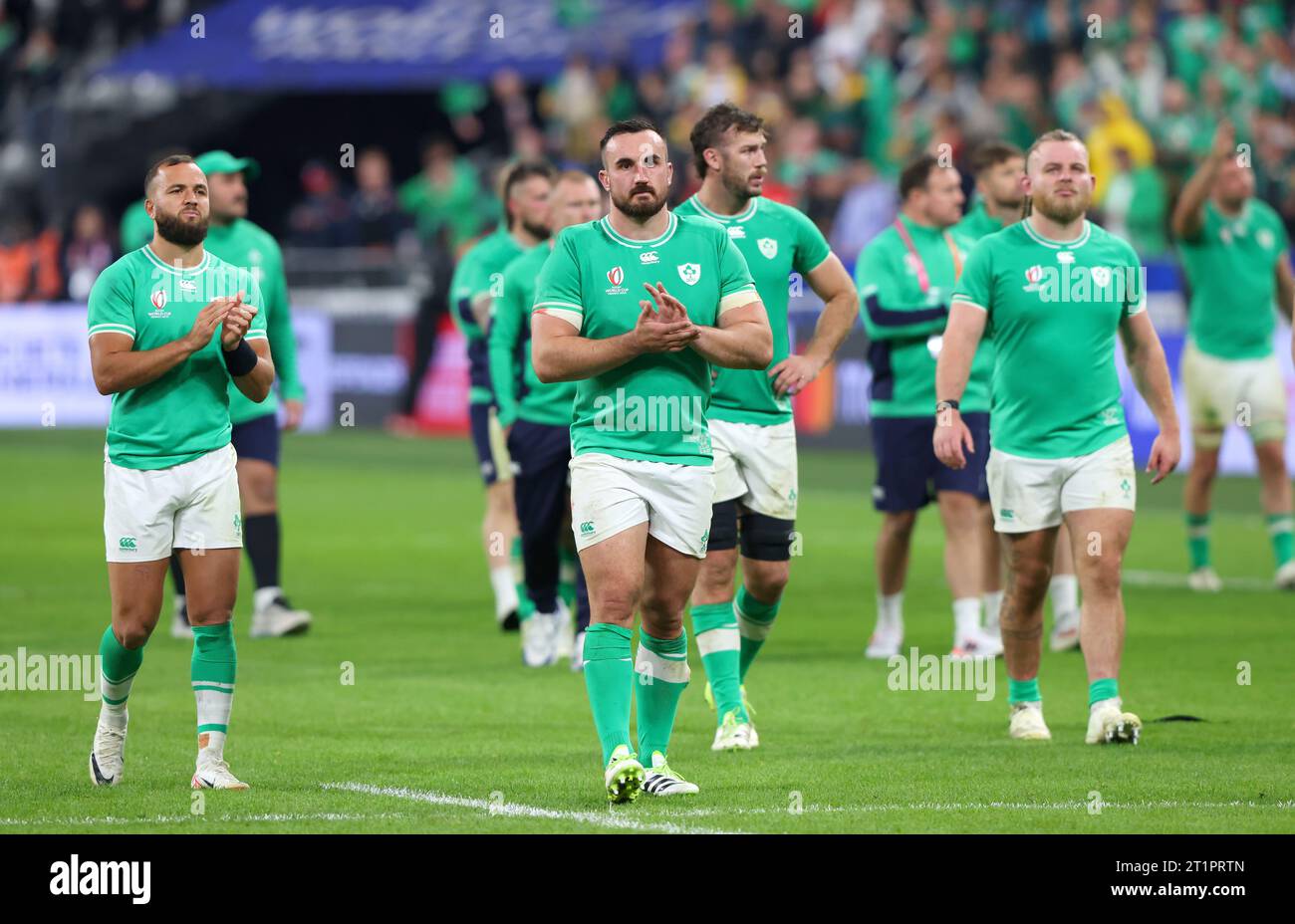 Paris, France. 14 octobre 2023. Les joueurs irlandais remercient la foule après le match de la coupe du monde de Rugby 2023 au Stade de France, Paris. Le crédit photo devrait être : Paul Thomas/Sportimage crédit : Sportimage Ltd/Alamy Live News Banque D'Images