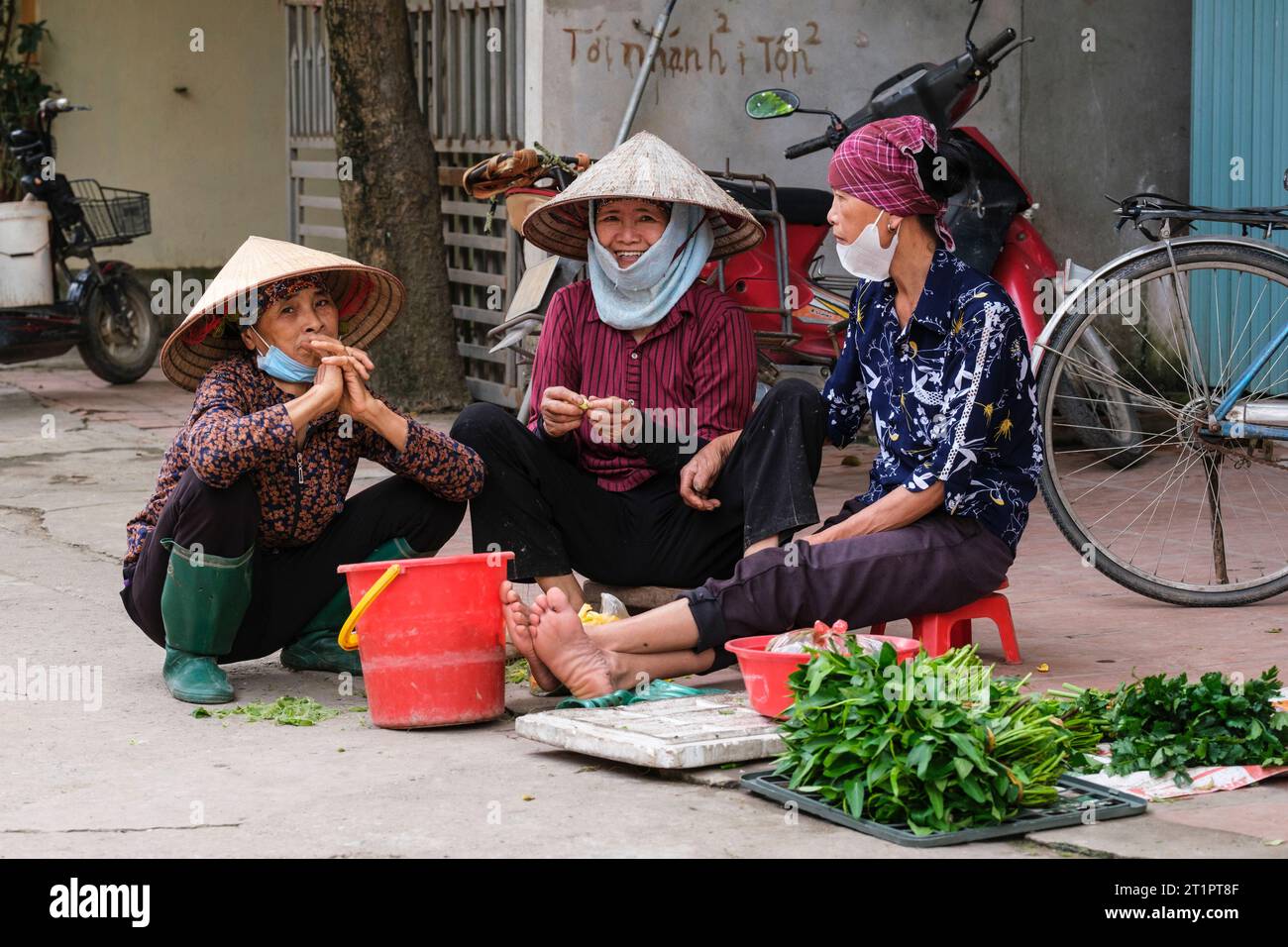 Long Khe, province de bac Ninh, Vietnam. Des femmes parlent dans le Village Marketplace. Banque D'Images
