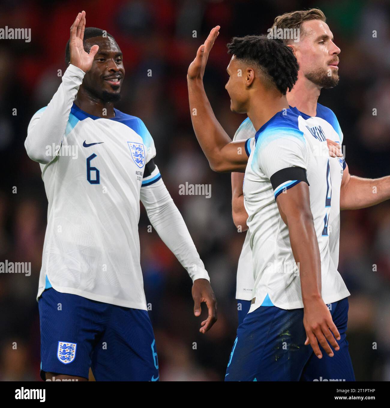 13 octobre 2023 - Angleterre - Australie - International friendly - Wembley Stadium. L'Anglais Ollie Watkins célèbre avoir marqué son but avec Fikayo Tomori lors du match contre l'Australie. Photo : Mark pain / Alamy Live News Banque D'Images