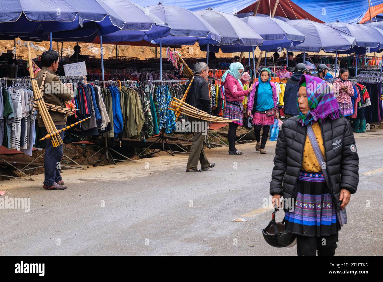 Scène du marché de CAN Cau, Vietnam. Hmong hommes avec des instruments à vent traditionnels, le Khen Mong, ou Qeej. Province de Lao Cai. Banque D'Images