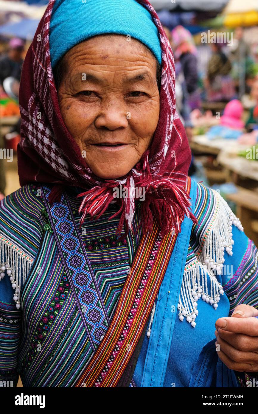 Scène du marché de CAN Cau, Vietnam. Hmong Women Lao Cai province. Banque D'Images