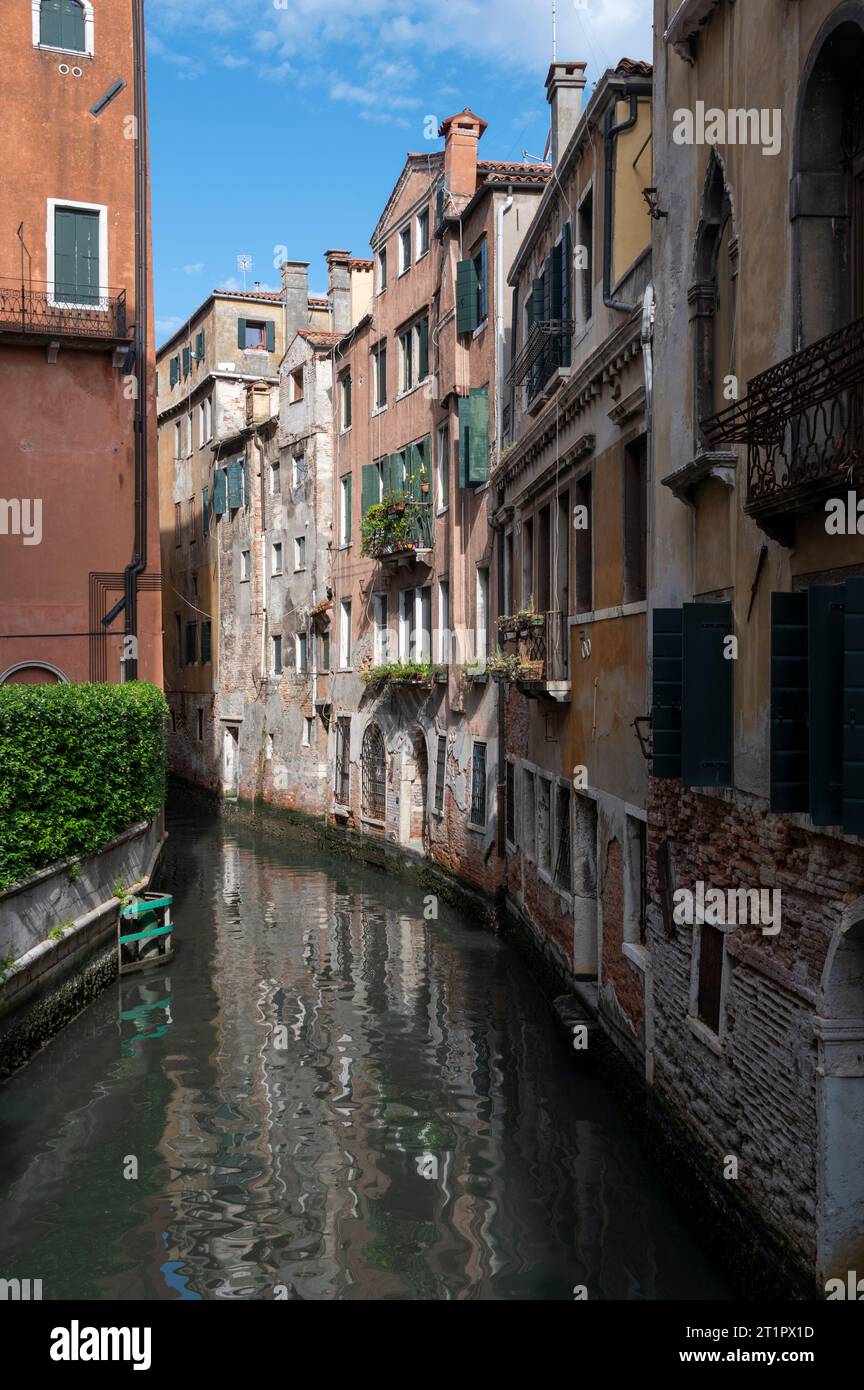 Un cadre paisible avec des maisons de style Renaissance à Venise, dans la région de la Vénétie du nord de l'Italie. La ville est construite sur des plates-formes en bois Banque D'Images