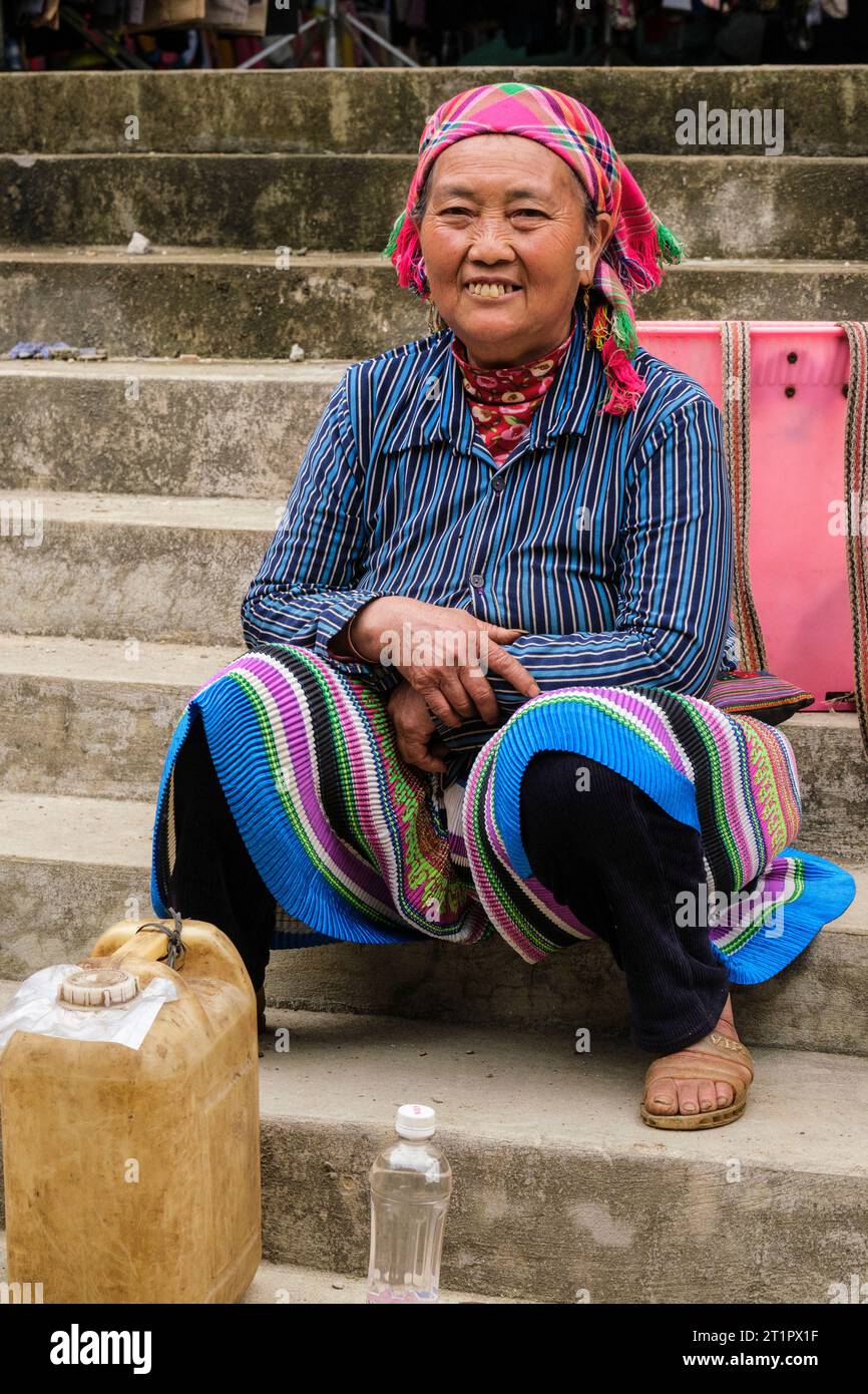 Scène du marché de CAN Cau, Vietnam. Femme Hmong vendant de l'alcool fait maison. Province de Lao Cai. Banque D'Images