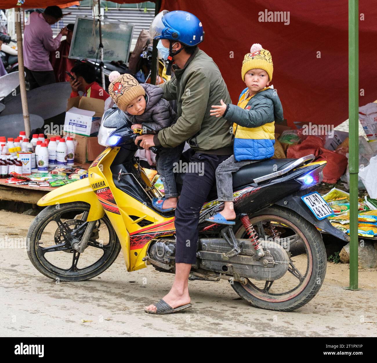 Scène du marché de CAN Cau, Vietnam. Hmong Père et fils en moto. Province de Lao Cai. Banque D'Images