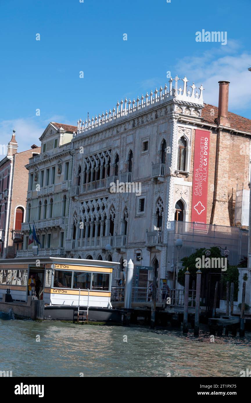 Le CA' d'Oro, ou Palazzo Santa Sofi, est un palais gothique orné du 15e siècle. C'était la maison du baron Giorgio Franchetti sur le Grand Canal de Venise Banque D'Images