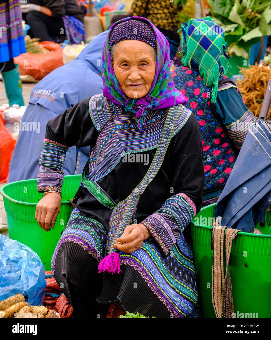 Bac Ha, Vietnam. Femme âgée Hmong en robe traditionnelle. Province de Lao Cai. Banque D'Images