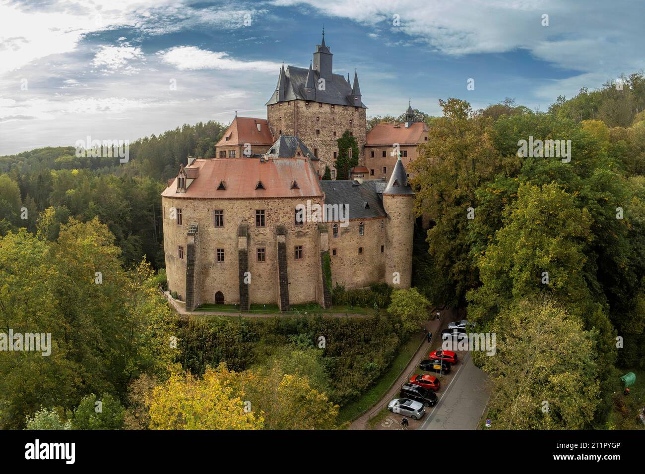 Die Burg Kriebstein ist eine im 14. Jahrhundert entstandene Burg in der gleichnamigen Gemeinde Kriebstein in der Nähe der Stadt Waldheim in Sachsen. Die Anlage befindet sich auf einem Felssporn oberhalb der Zschopau und wird durch die gotische Architektur des Spätmittelalter geprägt. *** Le château de Kriebstein est un château construit au 14e siècle dans la municipalité du même nom Kriebstein près de la ville de Waldheim en Saxe le complexe est situé sur un éperon rocheux au-dessus de la rivière Zschopau et se caractérise par l'architecture gothique de la fin du Moyen âge crédit : Imago/Alamy Live News Banque D'Images