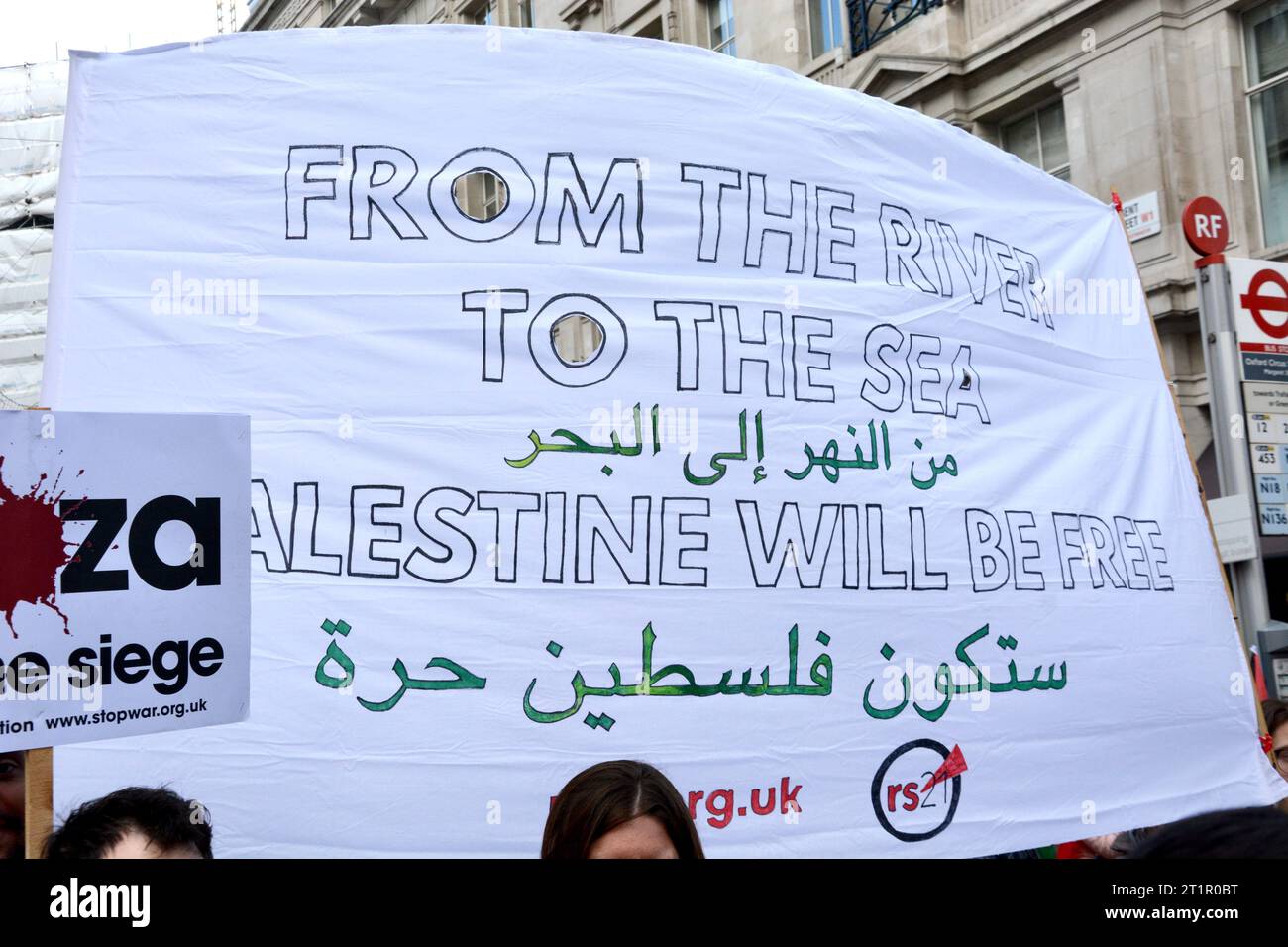 Des milliers de manifestants pro-palestiniens défilent dans les rues de Londres dans le cadre de la manifestation Stand by Palestine du 9 octobre 2023 Banque D'Images