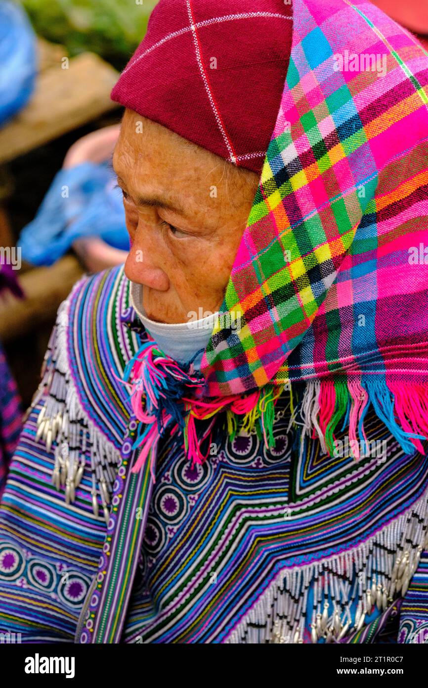 Bac Ha, Vietnam. Scène du marché du dimanche. Femme Hmong en robe traditionnelle. Province de Lao Cai. Banque D'Images