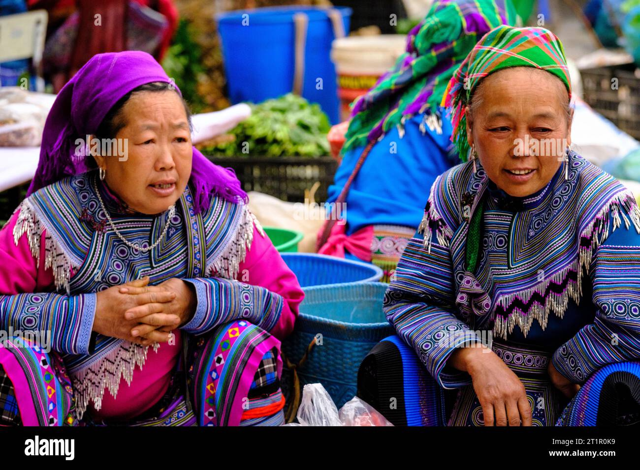 Bac Ha, Vietnam. Hmong femmes en vêtements traditionnels parlant dans le marché du dimanche. Province de Lao Cai. Banque D'Images