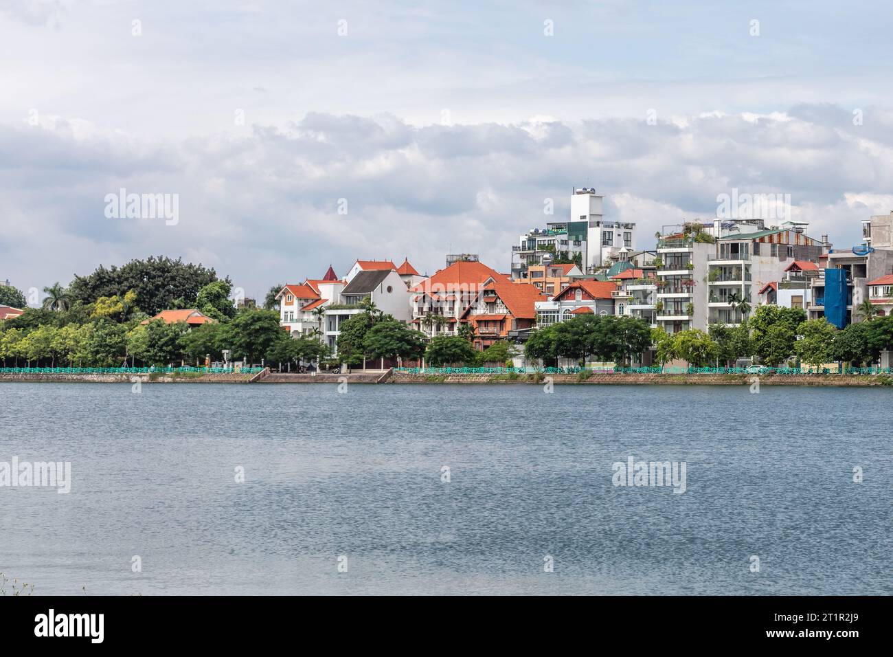 Quan Ho Tay ou Westlake district à Hanoi. Du lac Tay avec bâtiments résidentiels et de restaurants. Le Vietnam. Banque D'Images