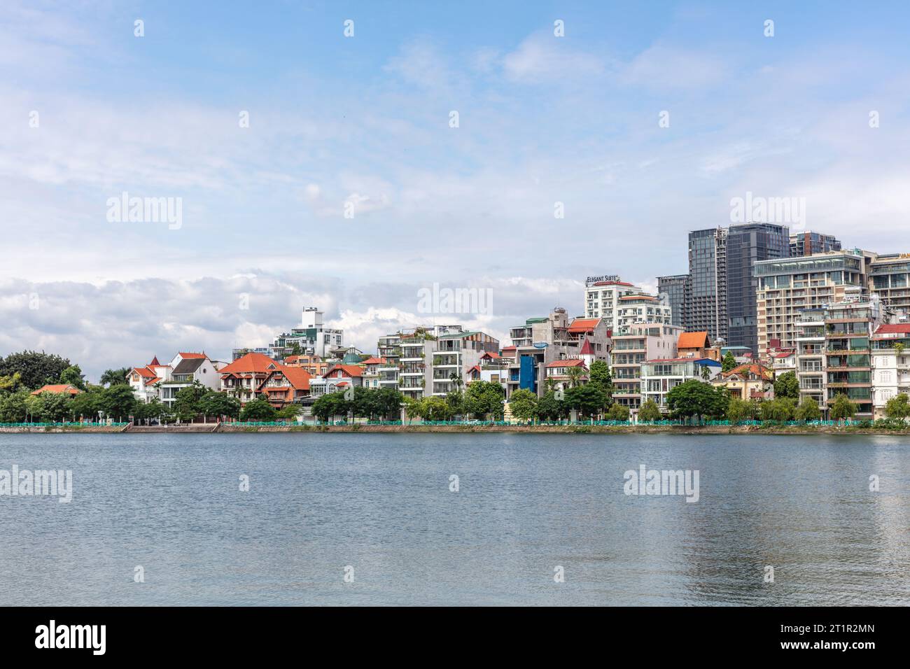 Quan Ho Tay ou Westlake district à Hanoi. Du lac Tay avec bâtiments résidentiels et de restaurants. Le Vietnam. Banque D'Images