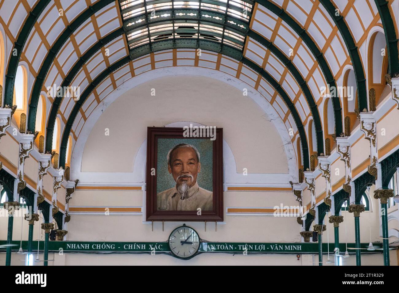 Ho Chi Minh, Vietnam. Portrait de Ho Chi Minh dans le bureau de poste de l'ère coloniale française. Banque D'Images