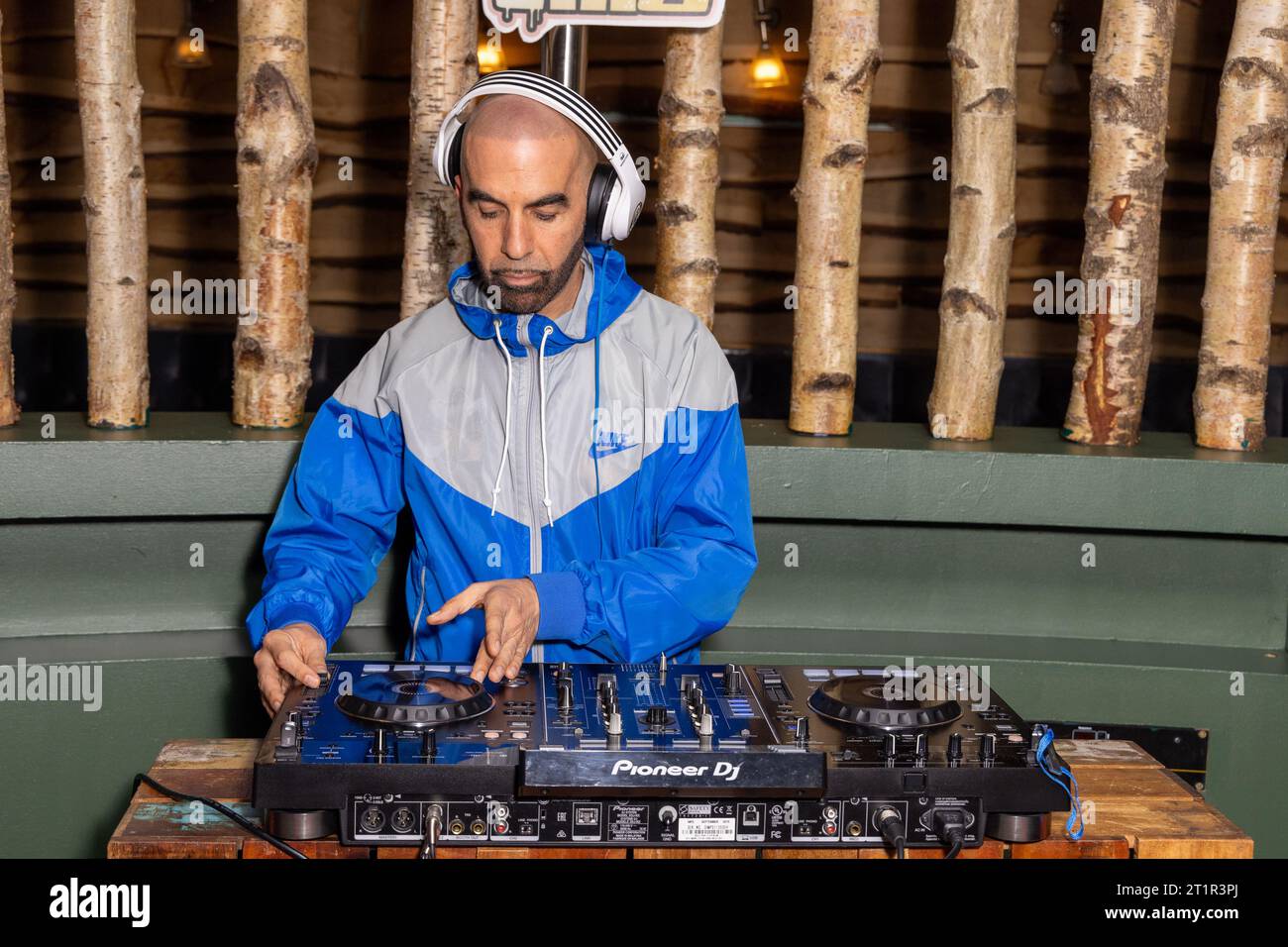 Londres, Royaume-Uni. 14 octobre 2023. DJ Munro à Chizzy Akudolu's Hip Hop's 50th Birthday Party à Patch East à Londres. Crédit : SOPA Images Limited/Alamy Live News Banque D'Images