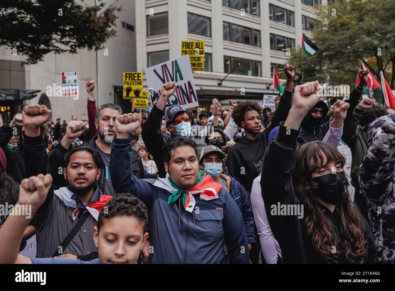 ÉTATS-UNIS. 14 octobre 2023. Les manifestants chantent des slogans comme "la résistance est justifiée" pendant la manifestation. Des milliers de manifestants se sont rassemblés samedi à Westlake Park, dans le centre-ville de Seattle, pour exprimer leur opposition à de nouvelles violences à la suite des récentes attaques meurtrières qui ont pris Israël par surprise il y a à peine une semaine. La manifestation visait à réorienter l'attention vers le rétablissement des droits humains et la fourniture d'une aide humanitaire à la région déchirée par la guerre de Gaza. Cet événement est survenu en réponse à l'incident tragique qui s'est produit le 7 octobre, lorsque des combattants armés associés au groupe militaire palestinien Banque D'Images