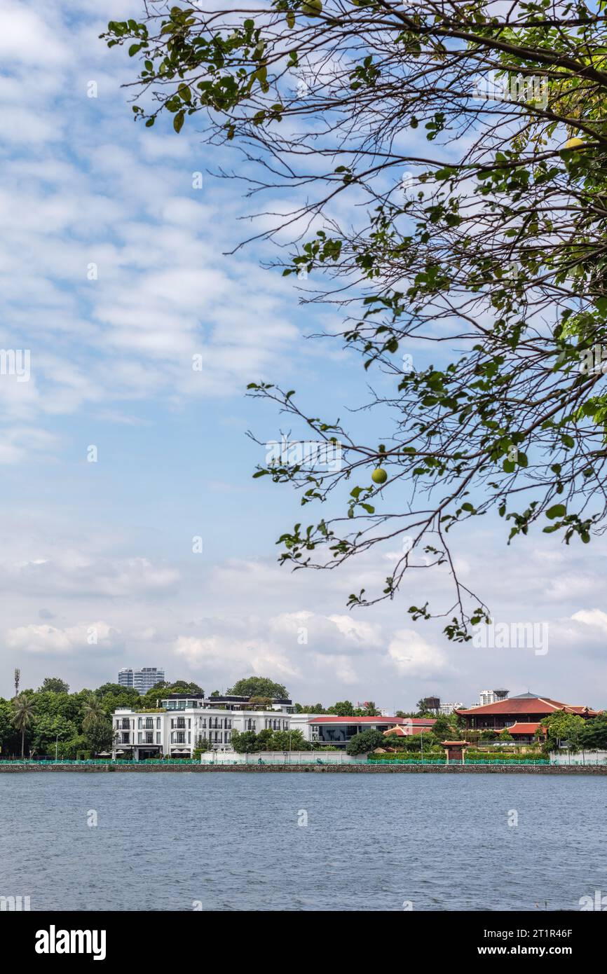 Quan Ho Tay ou Westlake district à Hanoi. Du lac Tay avec bâtiments résidentiels et de restaurants. Le Vietnam. Banque D'Images