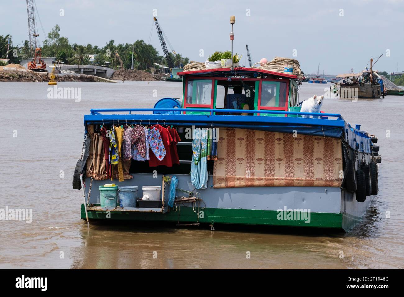 Logement de vie sur petit bateau de cargaison sur la rivière Saigon, Vietnam. Banque D'Images