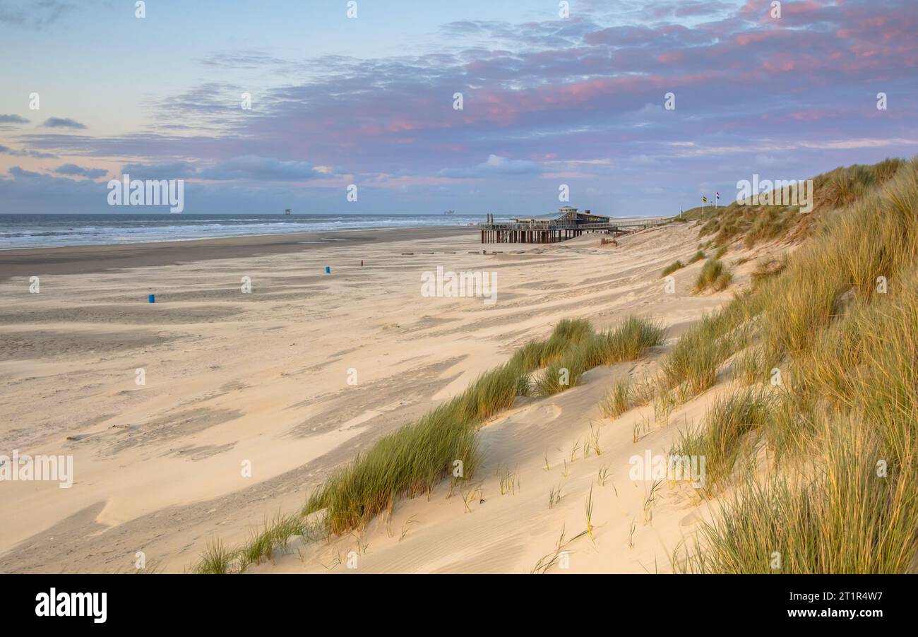 Vue depuis le sommet d'une dune sur le coucher du soleil en mer du Nord depuis l'île d'Ameland, Frise, Pays-Bas Banque D'Images Vue depuis le sommet d'une dune sur le coucher du soleil en mer du Nord depuis l'île d'Ameland, Frise, Pays-Bas Banque D'Images