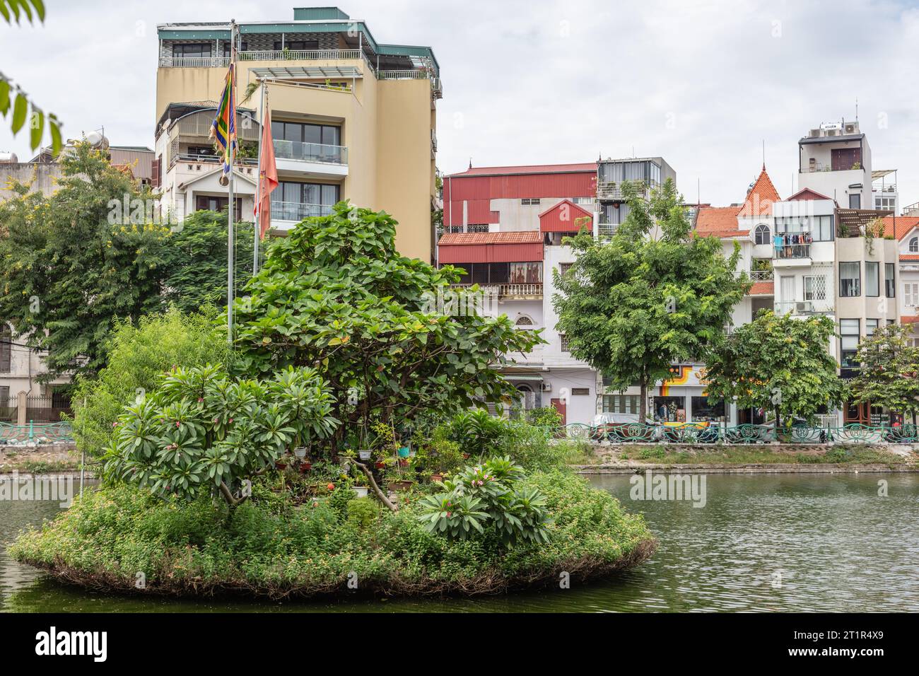 Quan Ho Tay ou Westlake district à Hanoi. Du lac Tay avec bâtiments résidentiels et de restaurants. Le Vietnam. Banque D'Images