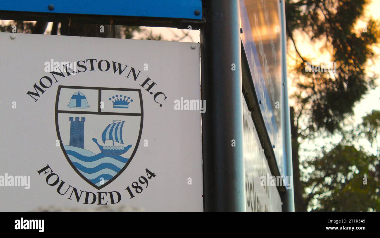 Une photo du logo du Monkstown Hockey Club sur un panneau à Dublin, Irlande. Banque D'Images