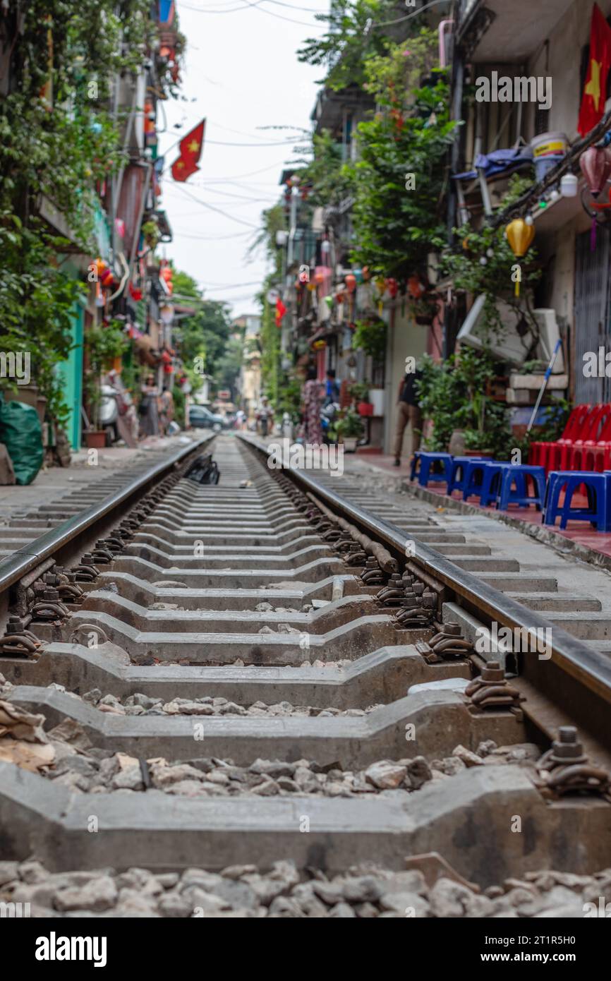 La rue du train (NGO 224 le Duan) - voie ferrée dans le vieux quartier, Hanoi, Vietnam Banque D'Images