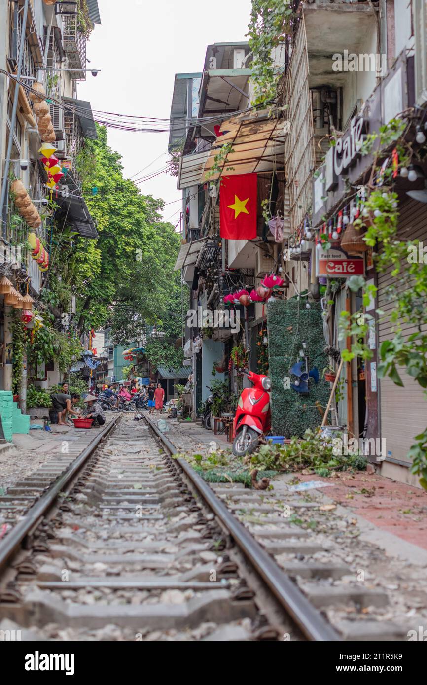 La rue du train (NGO 224 le Duan) - voie ferrée dans le vieux quartier, Hanoi, Vietnam Banque D'Images