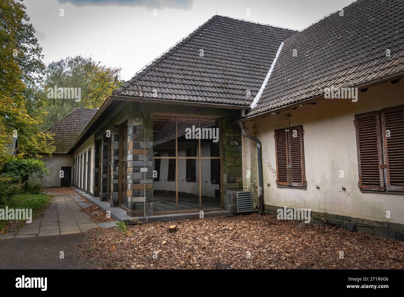 Wandlitz OT Lanke im Bundesland Brandenburg Gebäudekomplex am Bogensee im Barnim ehemalige NS-Reichspropagandaschule, zu DDR Zeiten FDJ-Hochschule Wilhelm Pieck. Auch Standort von Haus Bogensee von NSDAP-Propagandaminister Joseph Goebbels - 15.10.2023 Brandenburg *** Wandlitz OT Lanke dans le complexe immobilier de l'état de Brandebourg à Bogensee dans l'ancienne école de propagande du Reich de Barnim, dans les temps de la RDA FDJ Hochschule Wilhelm Pieck également emplacement de Haus Bogensee du ministre de la propagande du NSDAP Joseph Goebbels 15 10 2023 Brandenburg Credit : Imago/Alamy Live News Banque D'Images