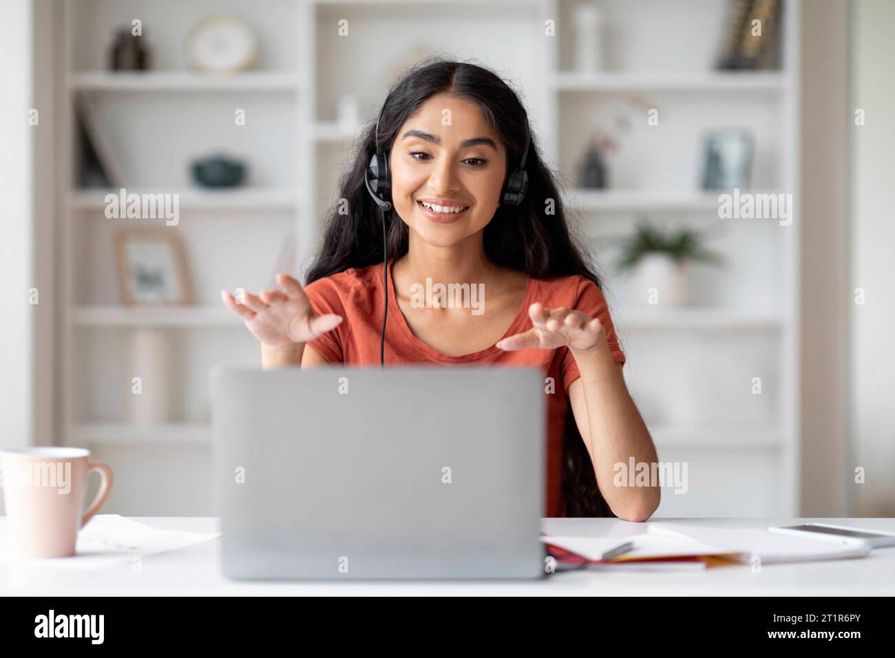Enseignante indienne joyeuse ayant une leçon virtuelle avec les étudiants Banque D'Images