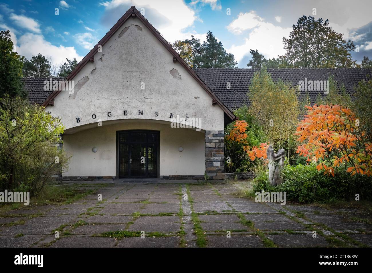 Wandlitz OT Lanke im Bundesland Brandenburg Gebäudekomplex am Bogensee im Barnim ehemalige NS-Reichspropagandaschule, zu DDR Zeiten FDJ-Hochschule Wilhelm Pieck. Auch Standort von Haus Bogensee von NSDAP-Propagandaminister Joseph Goebbels - 15.10.2023 Brandenburg *** Wandlitz OT Lanke dans le complexe immobilier de l'état de Brandebourg à Bogensee dans l'ancienne école de propagande du Reich de Barnim, en RDA temps FDJ Hochschule Wilhelm Pieck également emplacement de Haus Bogensee du ministre de la propagande NSDAP Joseph Goebbels 15 10 2023 Brandenburg Banque D'Images