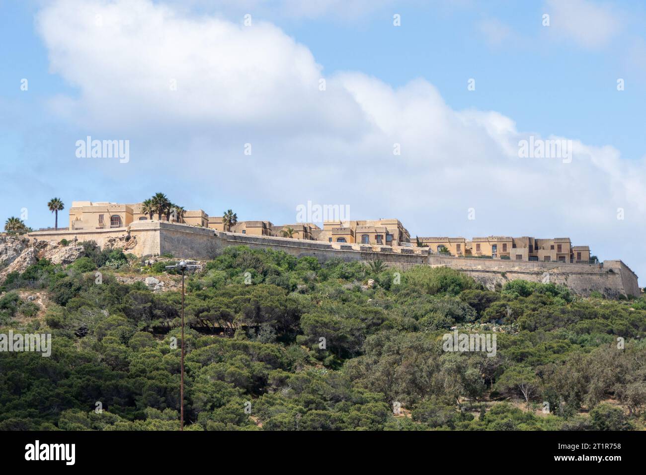 Gozo, Malte, 3 mai 2023. Fort Chambray est une fortification côtière située sur un promontoire surplombant le port de Mgarr. Il est nommé d'après les Français Banque D'Images