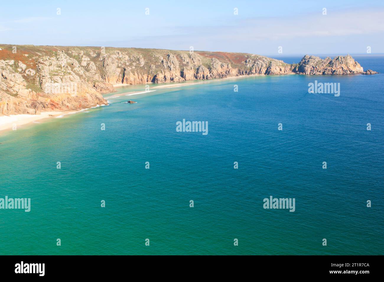 En regardant le long de la côte cornique de Porthcurno vers Logan Rock - John Gollop Banque D'Images