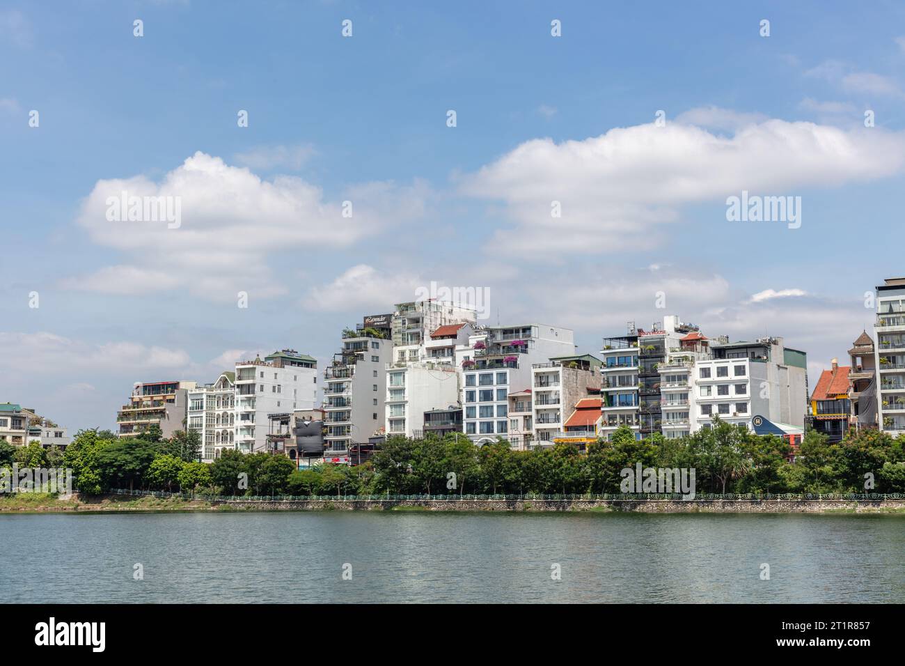 Quan Ho Tay ou Westlake district à Hanoi. Du lac Tay avec bâtiments résidentiels et de restaurants. Le Vietnam. Banque D'Images